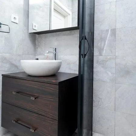 3-bedroom Flat With Location And Ac Διαμέρισμα *